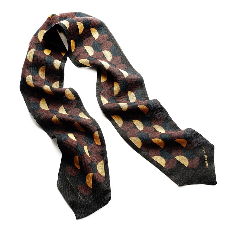 スカーフ2万3100円/フラテッリ ルイージ×和光(和光)