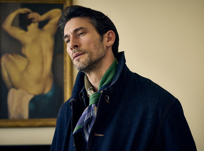 スカーフ1万3200円/ヴィンセンツォ ミオッツァ(真下商事)、コート8万6900円/マッキントッシュ(マッキントッシュ ギンザシックス店)、ポロシャツ5万9400円/ザ コラム(エストネーション)