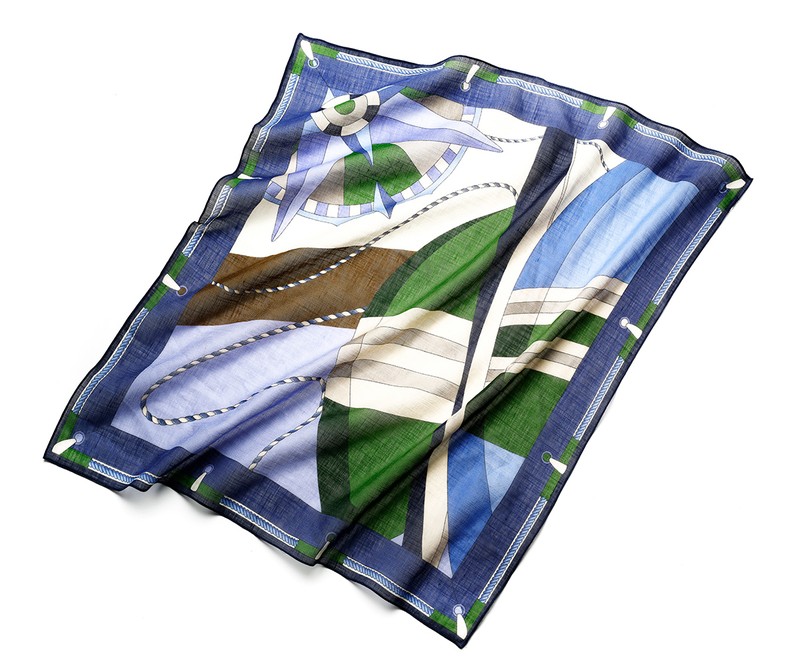 スカーフ1万3200円/ヴィンセンツォ ミオッツァ(真下商事)