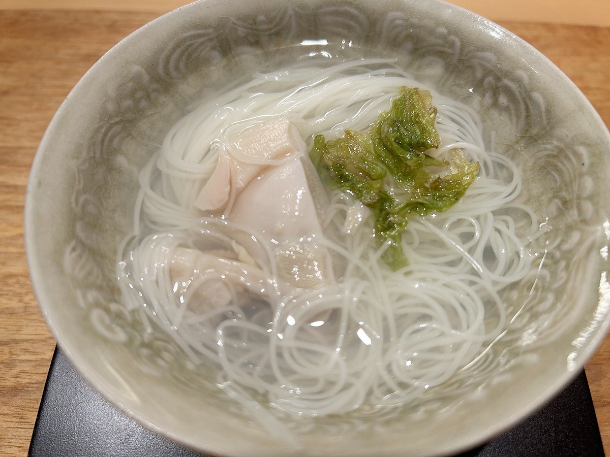 「吉い」の「蛤とそうめん、蕗の薹添え」。