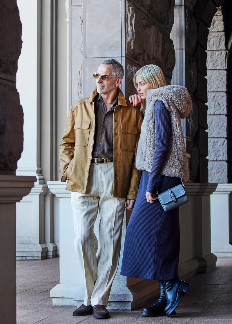 男性●ブルゾン31万200円/モンクレール(モンクレール ジャパン)、シャツ3万3000円/メゾン エ ヴォヤージュ(メゾン エ ヴォヤージュ麻布台ヒルズ)、パンツ6万8200円/ピーティー トリノ(トゥモローランド)、サングラス2万9810円/レイバン(ルックスオティカジャパン カスタマーサービス)、ネックレス52万2000円(参考価格)/ギンザタナカ、ベルト3万3000円/アルベルト ルッティ(アマン) 女性●ベスト2万1780円、ワンピース1万6280円/ともにジネス(ジオン商事)、そのほかはスタイリスト私物