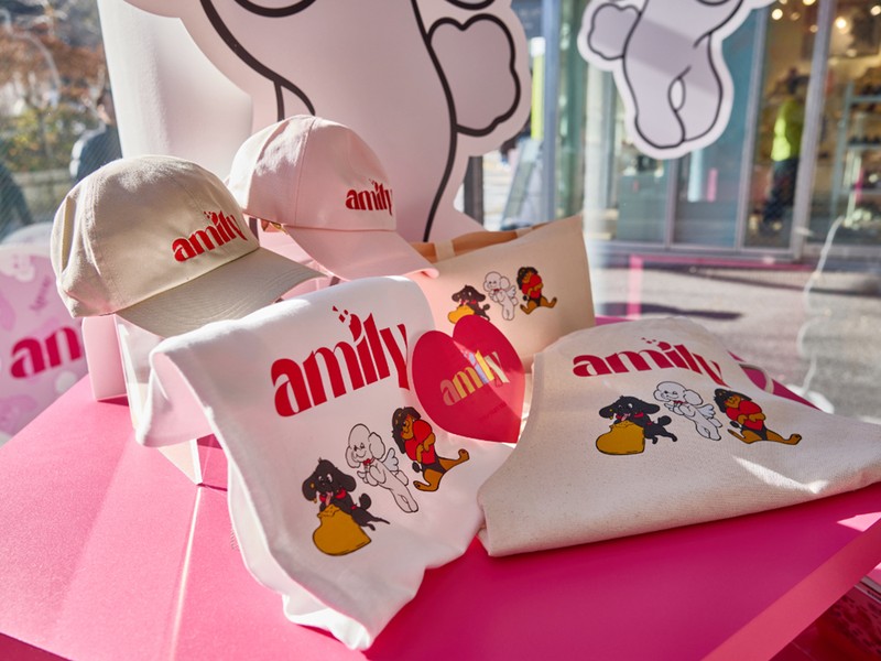 AMILY 期間限定POP-UPストア エコバッグやキャップなど普段使いしやすい女子ウケアイテムが盛り沢山。