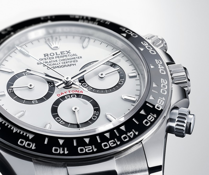 ▲ ロレックス独自の精度規格である「高精度クロノメーター(Superlative Chronometer)」のロゴを、文字盤12時位置のブランドロゴの下に配している。