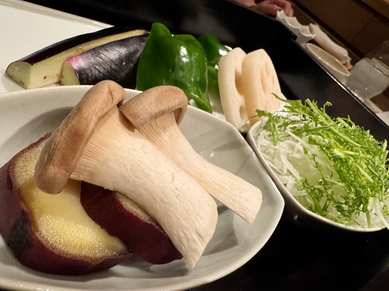 優しい味わいの小鉢や地元のフレッシュな食材がいただけます。マリアージュのサービスもあるので、お酒好きの御仁はぜひ。