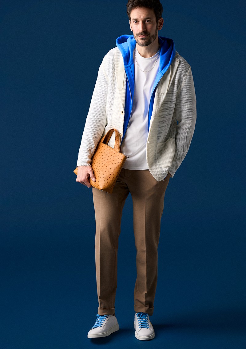 ジャケット6万500円、スニーカー4万9500円／ともにマヌエルリッツ、パーカ6万4900円／ダックス、Tシャツ1万7050円／エムバイ、パンツ4万9500円／ピーティートリノ、ネックレス11万9900円／ジェントルマン、バッグ41万8000円／プレシャス プレステージ（すべて買えるLEON）