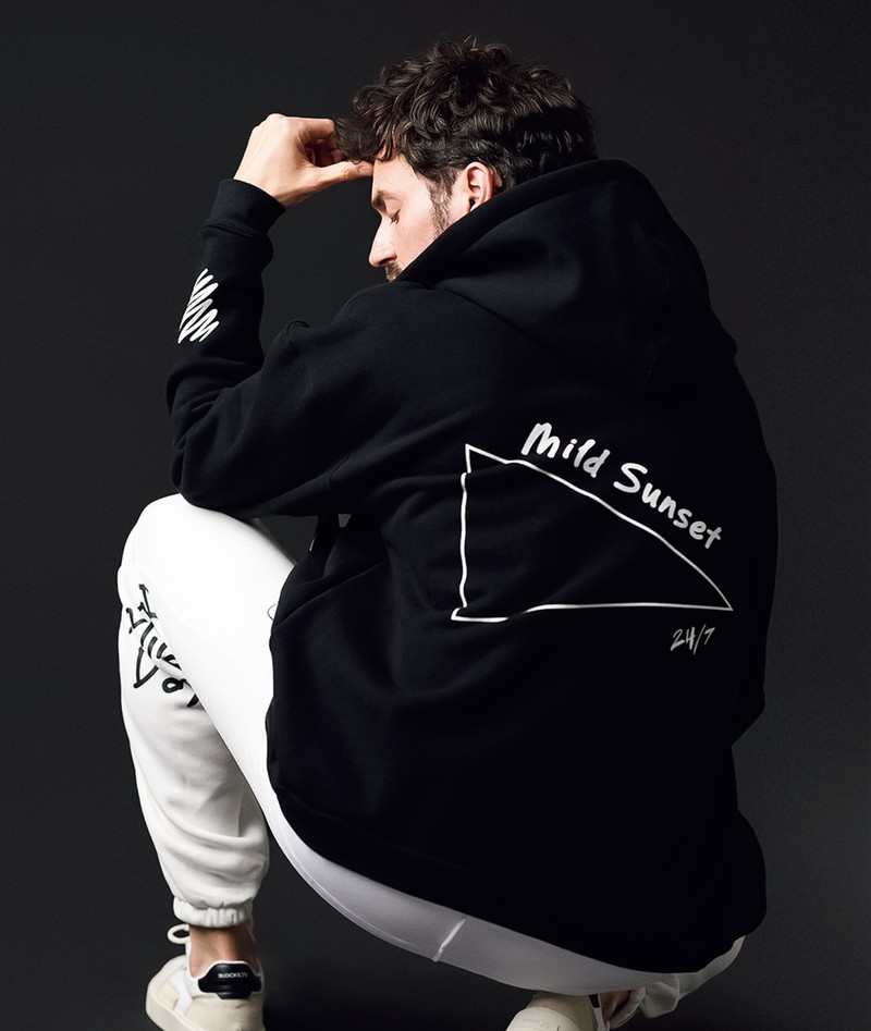 パーカ4万9500円／マイルドサンセット、パンツ2万2000円／マイルドサンセット、スニーカー4万7300円／ブロックス79（ともに買えるLEON）