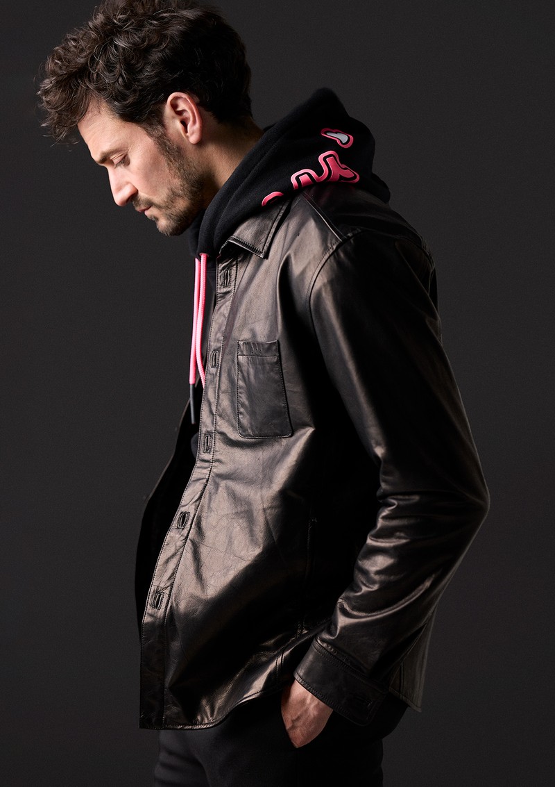 レザーシャツ14万3000円／アカンサス、パーカ2万8600円／アカンサス×ムータ・マリン、パンツ2万7500／アタッチメント（すべて買えるLEON）