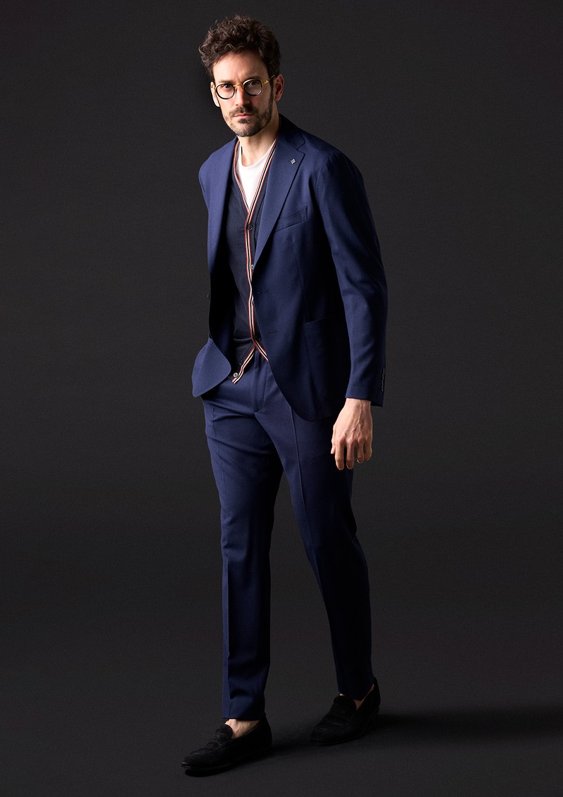 スーツ19万4700円／タリアトーレ、カーディガン5万3900円／ダックス×ジョン スメドレー、Tシャツ1万7050円／エムバイ、靴7万1500円／ヴェラスカ、メガネ10万7800円／アコニ（すべて買えるLEON）