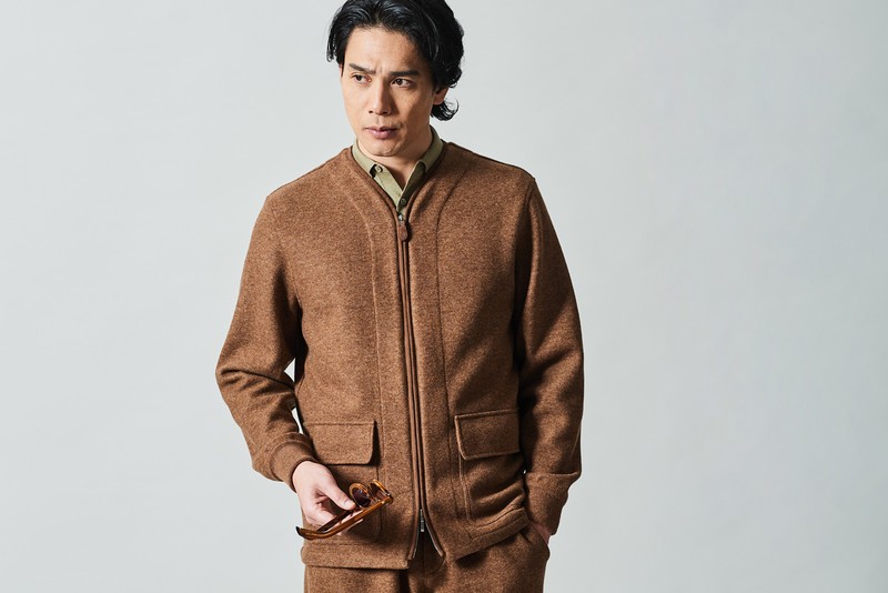 コート18万7000円、パンツ3万9600円/ポール・スチュアート(SANYO SHOKAI カスタマーサポート)、ブルゾン6万500円/ヘリル(にしのや)、シャツ3万5200円/ティントリア マッティ(トレメッツォ)、シューズ15万6200円/ジェイエムウエストン(ジェイエムウエストン 青山店)、サングラス5万600円/アイヴァン(アイヴァン 東京ギャラリー)