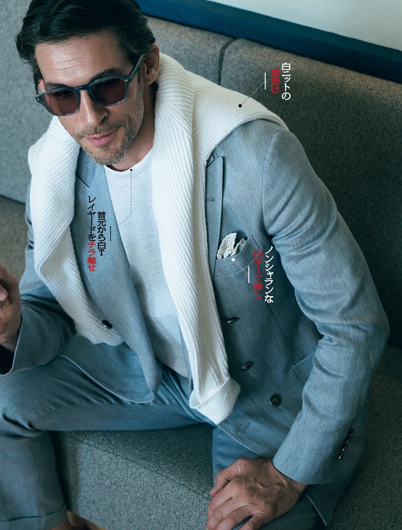 スーツ107万300円、Tシャツ9万200円、ニット36万8500円、チーフ4万4000円、サングラス8万9100円／すべてブルネロ クチネリ（ブルネロ クチネリ ジャパン）
