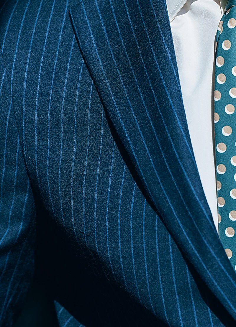 スーツ16万8300円/パオローニ(ARIMOTO)、シャツ8万8000円/リヴェラーノ&リヴェラーノ(LIVERANO & LIVERANO OSAKA)、タイ2万3100円/ホリデー&ブラウン(ユナイテッドアローズ 六本木ヒルズ店)