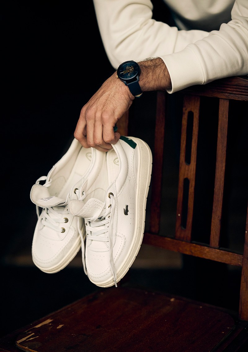 スニーカー2万350円、時計4万2900円/ともにLACOSTE(ラコステお客様センター)