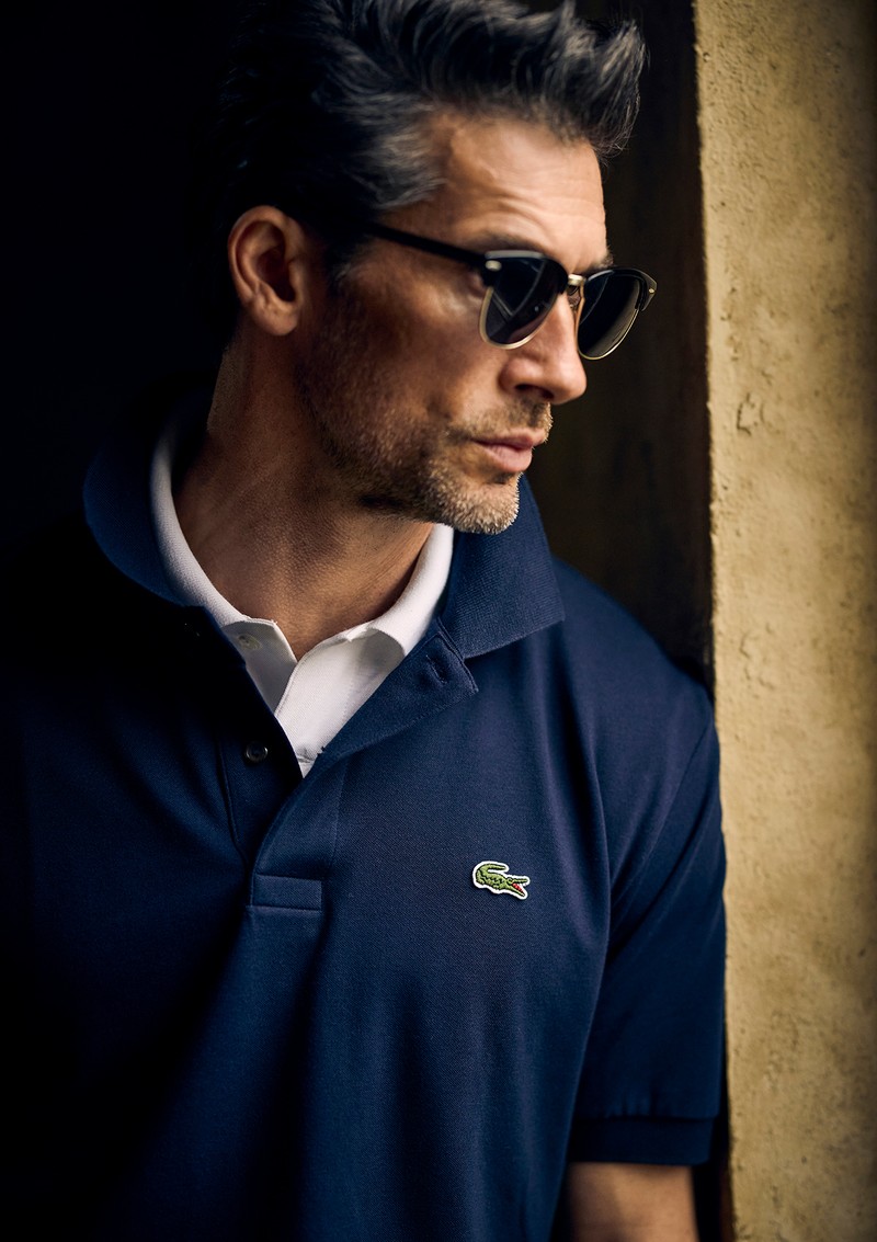 ポロシャツ各1万7600円、パンツ2万2000円/すべてLACOSTE(ラコステお客様センター)、その他はスタイリスト私物