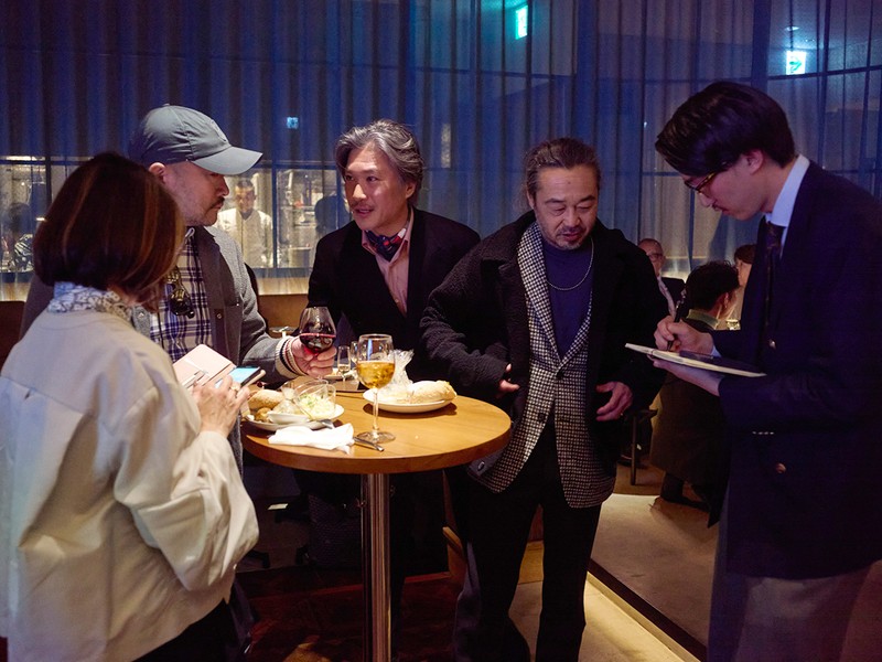 取材をするワタクシ加藤。おそらく、このパーティーでメモ帳を開いていたのは僕だけでした（笑）