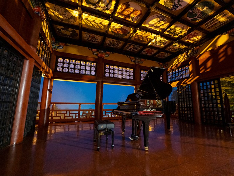 夕日に包まれて、ピアノの優雅な音色が湖面に響く特別なひとときでした。