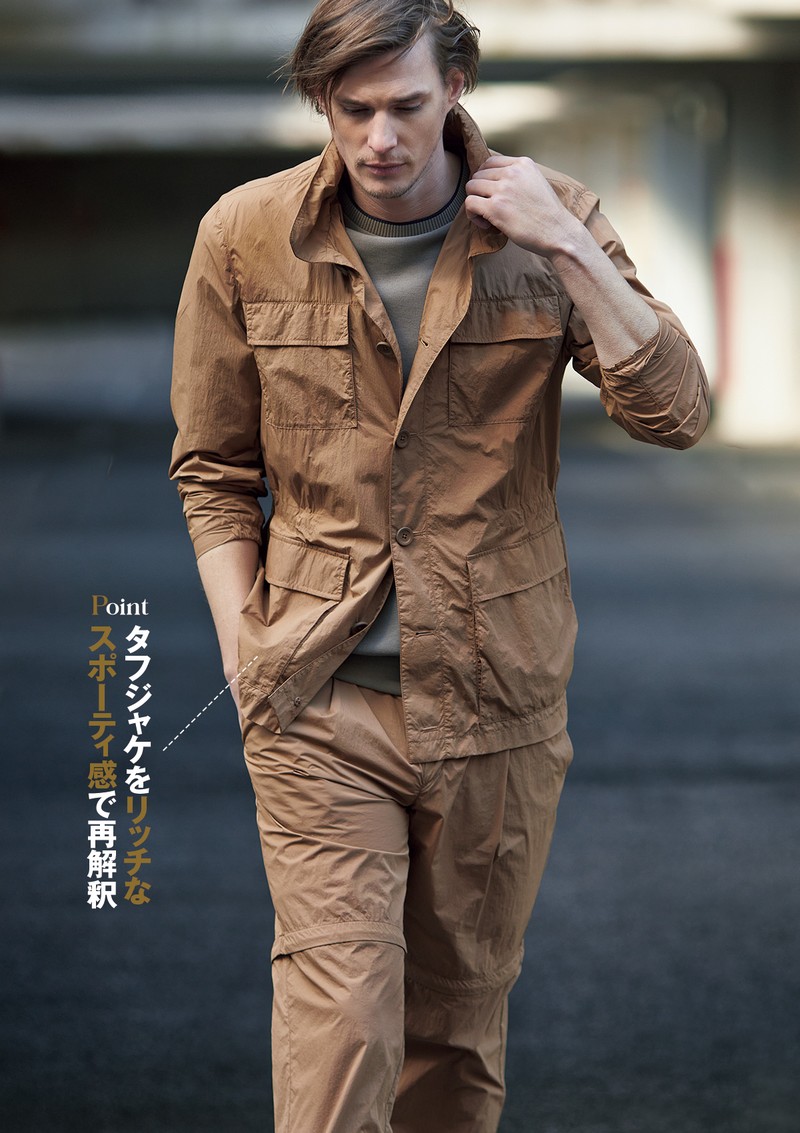 ジャケット14万1900円、ニット3万3000円、パンツ7万1500円／すべてヘルノ（ヘルノ・ジャパン）