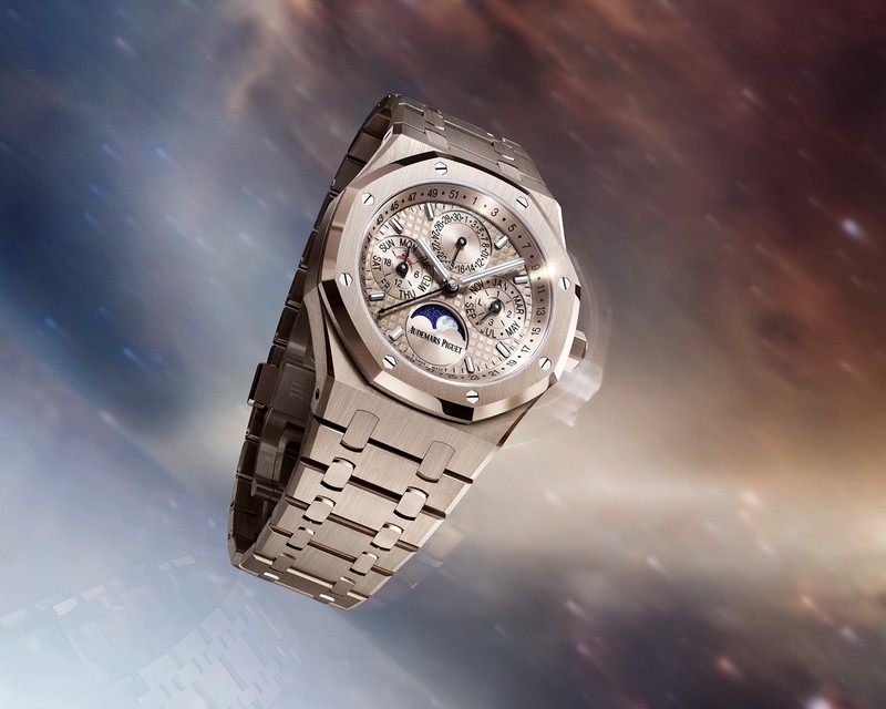 「ロイヤル オーク パーペチュアルカレンダー」自動巻き、18Kサンドゴールドケース(41mm)&ブレスレット。価格要問い合わせ/オーデマ ピゲ(オーデマ ピゲ ジャパン)