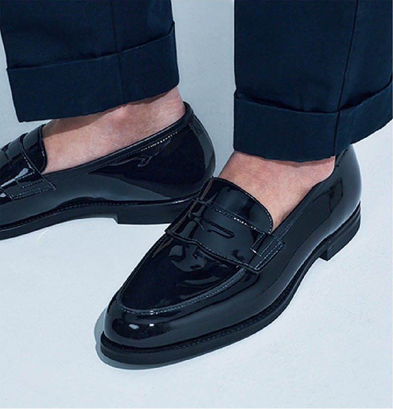 艶靴の素足履きで色気がダダ漏れ