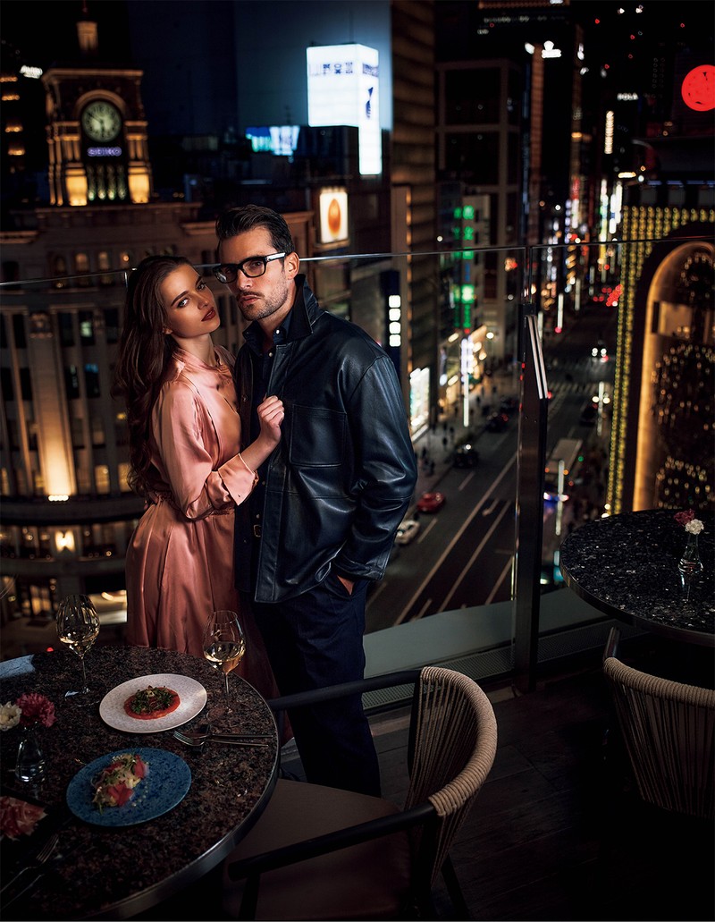 男性●レザーシャツ12万1000円/アルマ(B.R.SHOP)、シャツ3万8500円/ギ ローバー(バインド ピーアール)、パンツ3万7400円/コロン(エンメ)、ベルト4万5100円/イルミーチョ(トレメッツォ)、メガネ4万1800円/オリバー ゴールドスミス(オブジェ・イースト) 女性●ドレス32万4500円(参考価格)/ファビアナフィリッピ(アオイ)