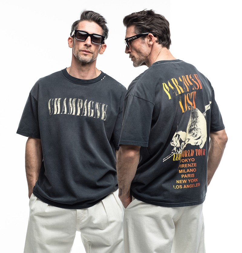 Tシャツ3万5200円／アルケミスト、パンツ5万2800円／ラボ アート、サングラス3万1900円／ポリス（すべて買えるLEON）