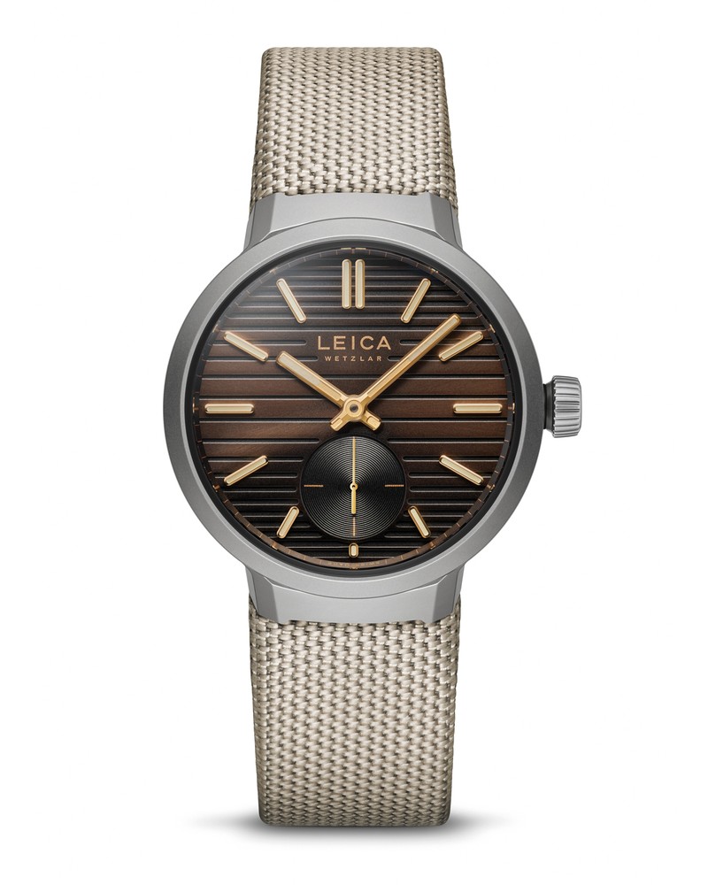 「ライカZM 12 Titanium Chocolate Black」自動巻き、チタンケース(39mm),100m防水。107万8000円、ファブリックストラップベージュ:チタンピンバックル付き11万8800円/ともにライカ(ライカカスタマーケア)
