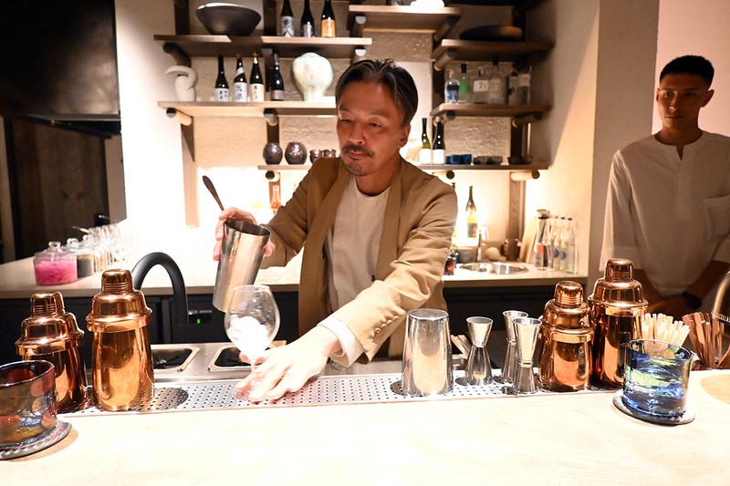 バー・マネージャーの井崎さんによる、カクテル・マスタークラス。井崎さんがカクテルを説明すると、すべて飲みたくなるほど話上手。この日はシグネチャーカクテルのMAASサワーに挑戦。