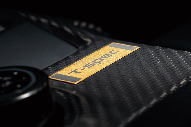 「T-spec」の証として、ギアシフトの脇にプレートが配置される。2025年モデルの「T-spec」にはこれまで「GT-R NISMO Special edition」のみに採用していたピストンリング、コンロッド、クランクシャフトなどの高精度重量バランス部品を採用することでレスポンスの精度を高めている。
