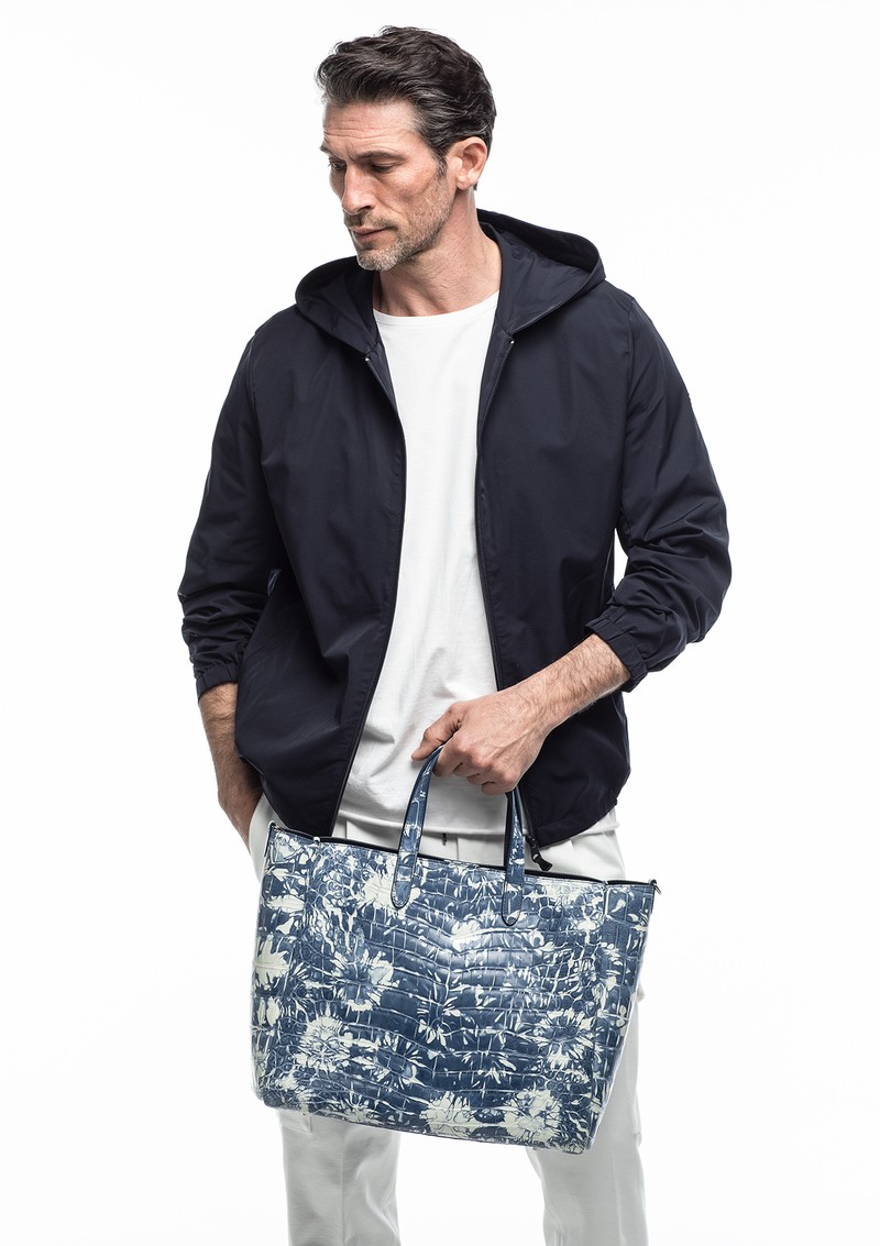 パーカ6万500円／マヌエル リッツ、Tシャツ1万1000円／ダブルジェイケイ、パンツ5万2800円／ピーティー トリノ（すべて買えるLEON）