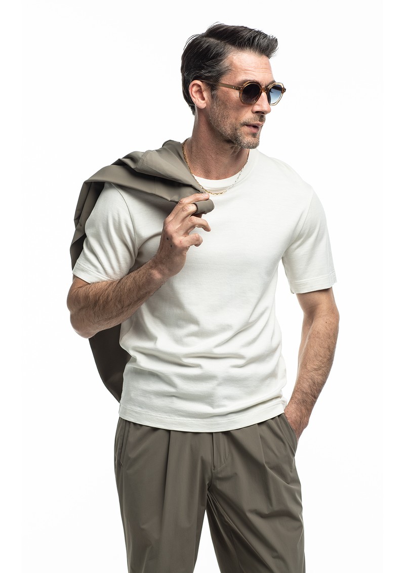 ▲ 見た目にTシャツ4万480円／サンスペル、ジャケット5万9400円、パンツ3万1900円／ともにランバン コレクション、サングラス3万5200円／ロッツァ、ネックレス187万円／ミラモア（すべて買えるLEON）