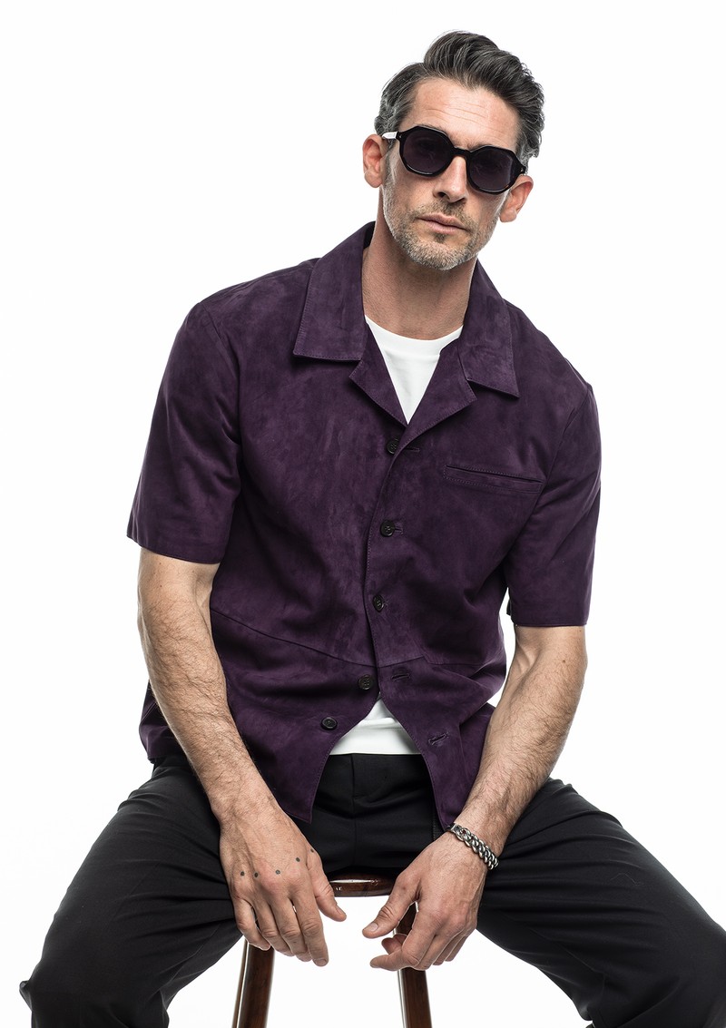 シャツ11万5500円／アルマ、Tシャツ（2枚パック）1万6500円／スリードッツ、パンツ3万9600円／エムバイ、サングラス3万5200円／ロッツァ、ブレスレット15万700円／フート（すべて買えるLEON）