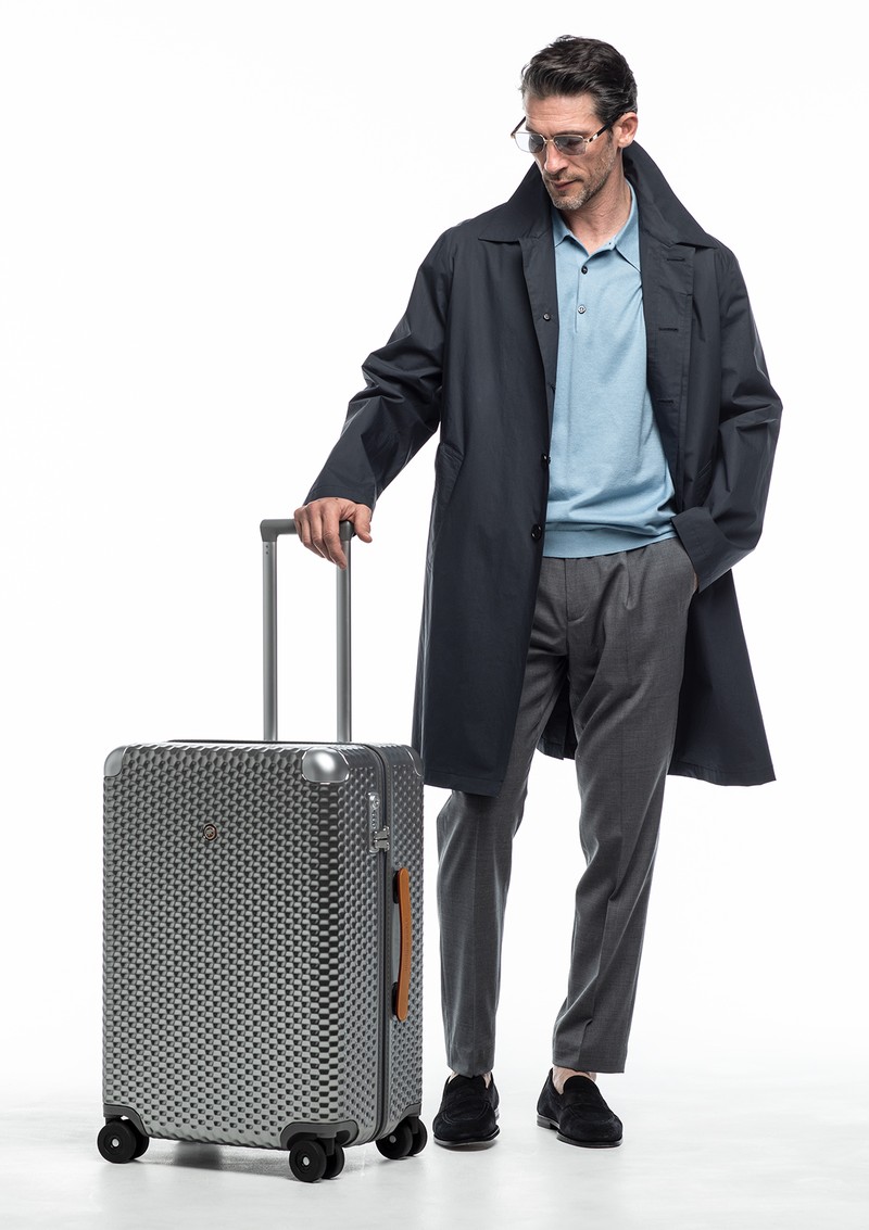 トロリ―18万7000円／ハンティングワールド、コート16万5000円／シーラップ、ニット4万4000円／ジョン スメドレー、パンツ4万9500円／パオローニ、サングラス20万9000円／ローデン ストック、シューズ7万1500円／ヴェラスカ（すべて買えるLEON）