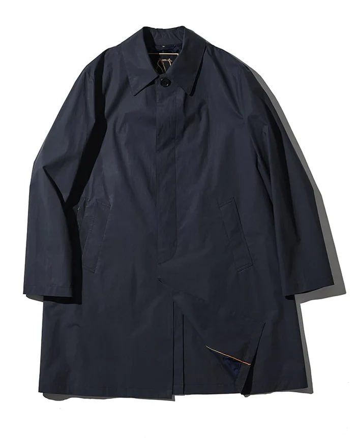 コート16万5000円／シーラップ（買えるLEON）