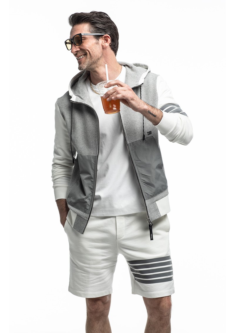 パーカ5万3900円、ショーツ2万9700円／ともにP.M.D.S.、Tシャツ（2枚パック）1万6500円／スリードッツ、サングラス3万5200円／アイヴォル、ネックレス187万円／ミラモア（すべて買えるLEON）