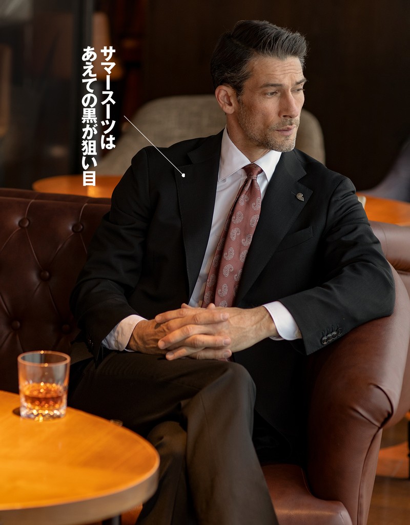 スーツ29万400円／ガブリエレ パジーニ、シャツ4万4000円／チリエッロ、タイ4万4000円／アット ヴァンヌッチ（すべて買えるLEON）