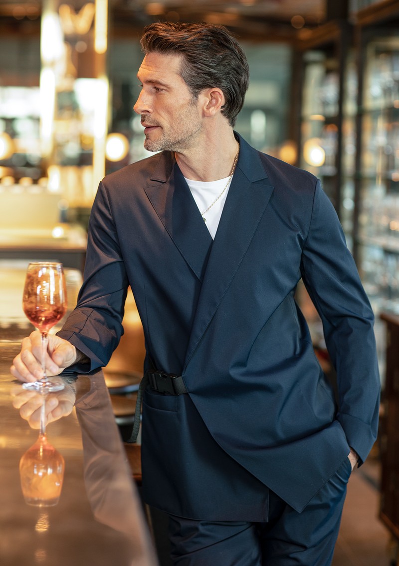 ジャケット27万5000円、パンツ10万7800円、Tシャツ5万5000円／すべてタエ アシダ、ペンダントトップ49万5000円、チェーン25万9600円／ともにジェントルマン（すべて買えるLEON）