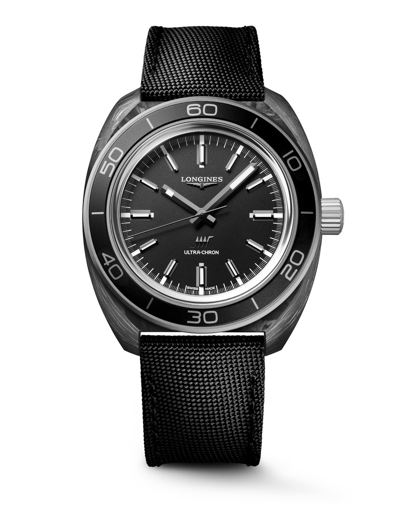 「ウルトラクロン カーボン」自動巻き、チタン&カーボンケース(43mm)、人工ストラップ。30気圧防水。75万6800円/ロンジン