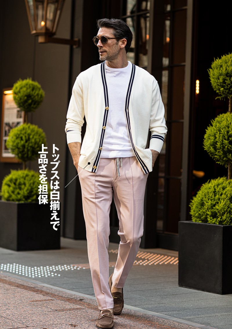 パンツ3万1900円／ザ・チノ リヴァイブド、カーディガン4万2900円／アクアスキュータム、Tシャツ2万5300円／サンスペル、サングラス3万5200円／ロッツァ、シューズ7万4800円／ヴェラスカ（すべて買えるLEON）