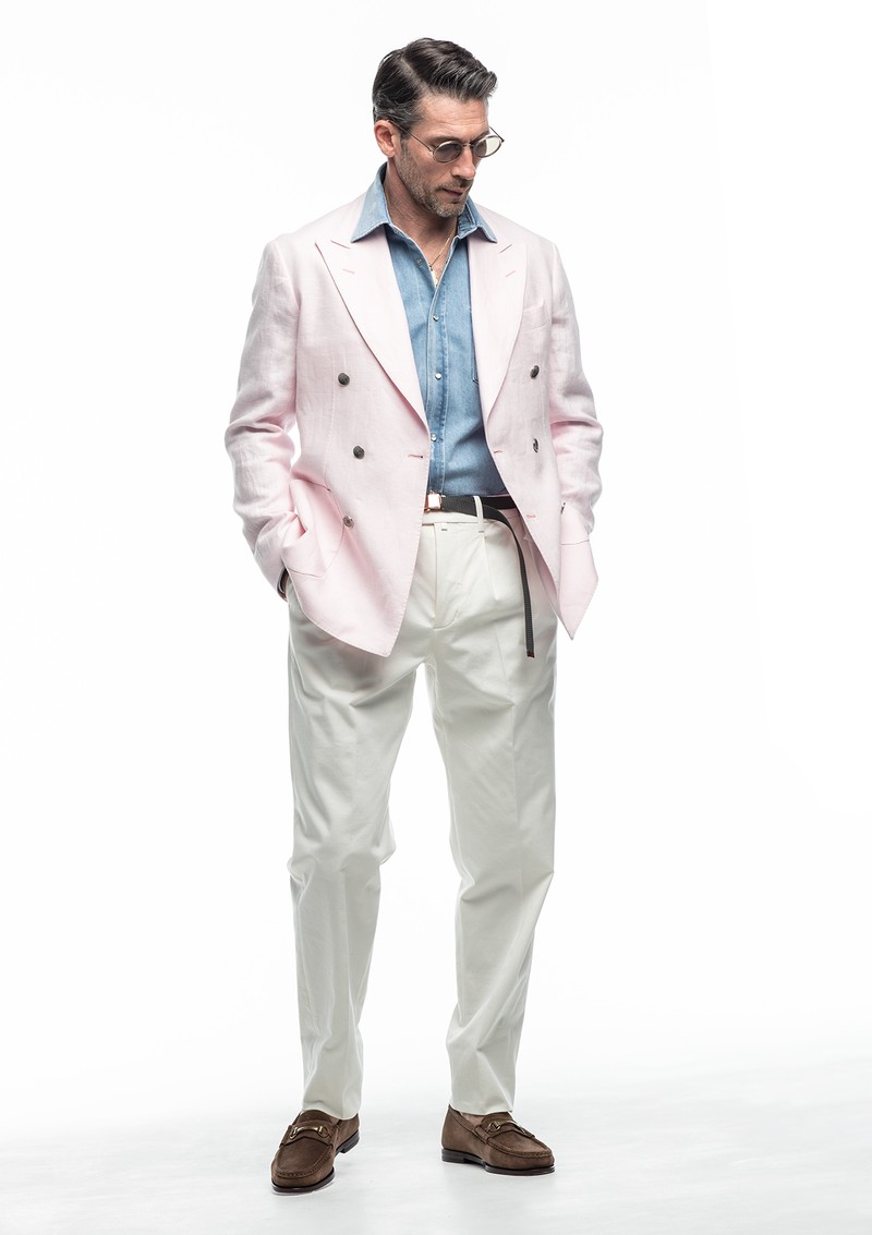 ジャケット28万1600円／サルトリオ、シャツ5万9400円／サルトリオ、パンツ3万5200円／エムバイ、サングラス5万600円／アイヴァン、ネックレス89万6500円／レッドマン、ベルト6050円／スエサダ、シューズ7万4800円／ヴェラスカ（すべて買えるLEON）