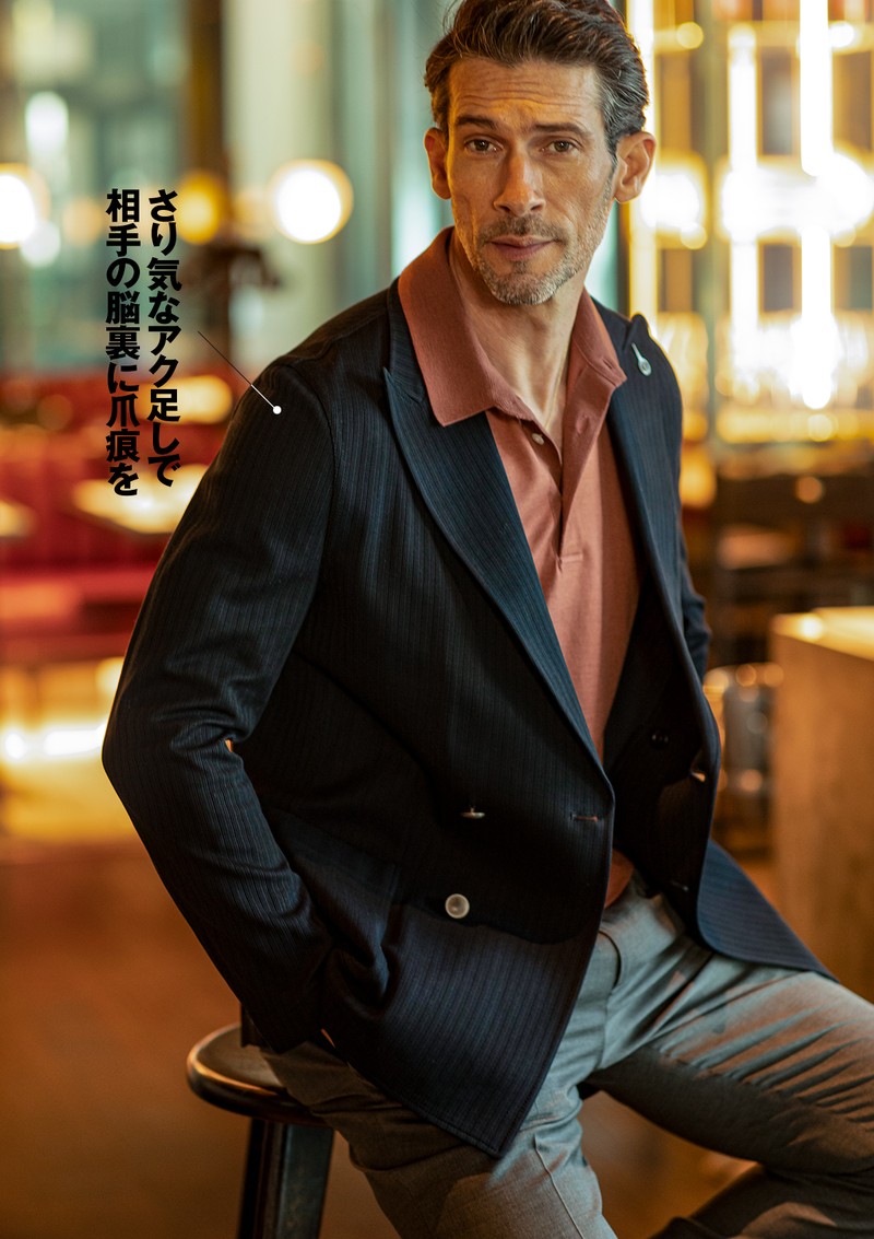 ジャケット11万7700円／パオローニ、パンツ4万9500円／パオローニ、ニットポロ3万800円／アクアスキュータム、ネックレス82万2800円／ダミアーニ（すべて買えるLEON）