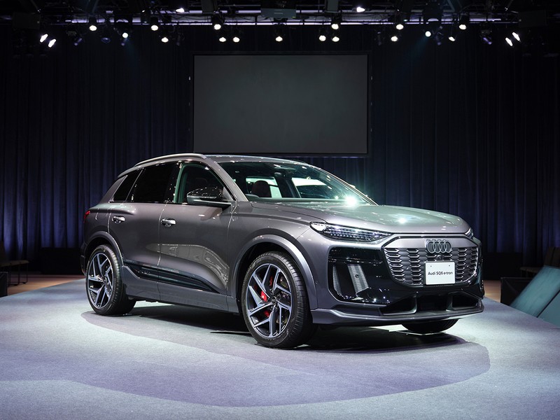 日本でも発表された電気自動車のミッドサイズSUV「Q6 e-tron」。車両価格は839万円〜。