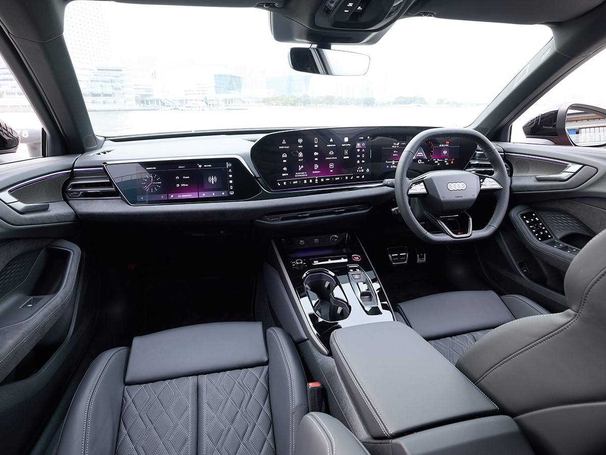 運転席から助手席まで広がった一連のディスプレイが先進性を感じさせる。