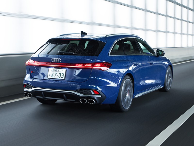 S5アバントのリアスタイリング。スポーティな4本出しのマフラーがＳモデルの証。
