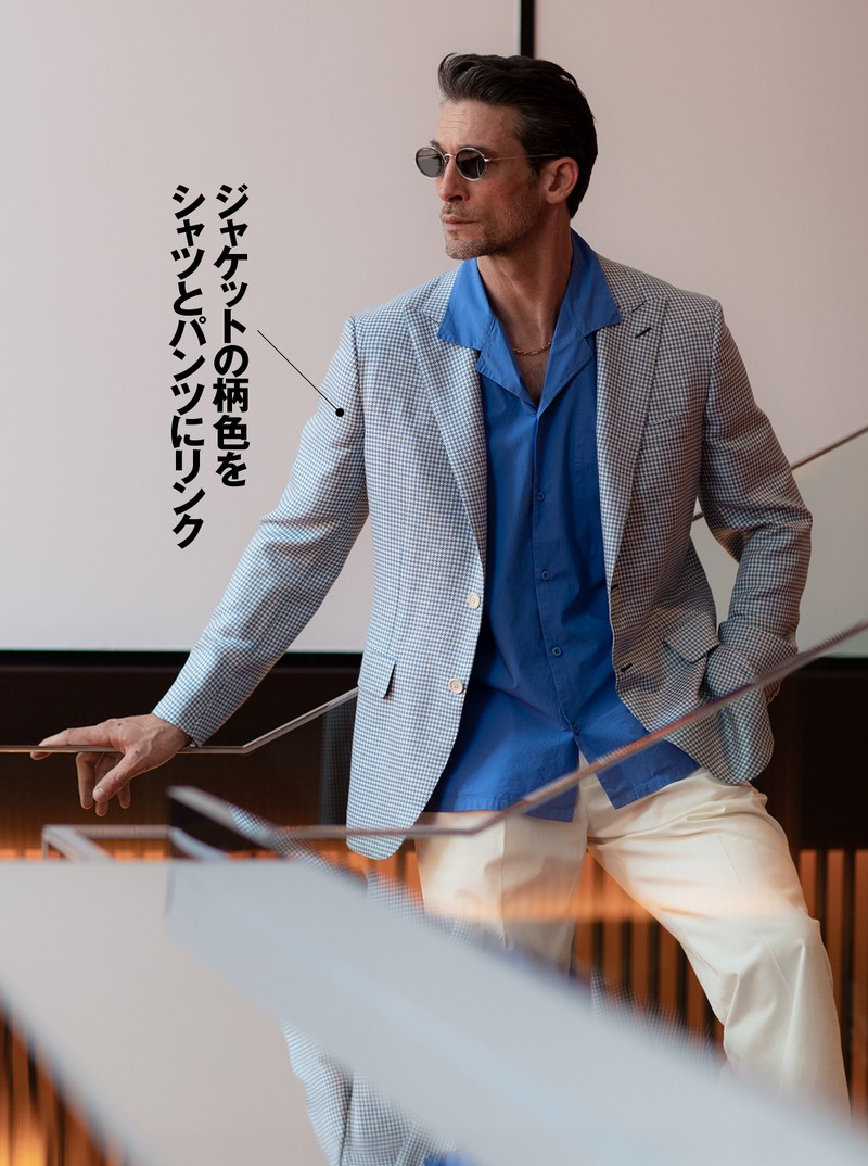 ジャケット88万5500円／ブリオーニ、シャツ4万7000円／ラボ アート、パンツ3万5200円／エムバイ、サングラス5万600円／アイヴァン、ネックレス187万円／ミラモア（すべて買えるLEON）