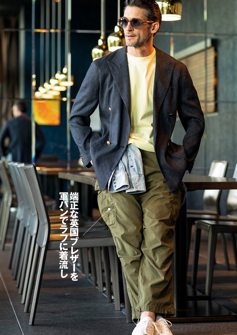 ジャケット9万9000円／アクアスキュータム、Tシャツ1万1000円、パンツ4万9500円／ともにダブルジェイケイ、腰に巻いたシャツ3万3000円／リプレイ、サングラス3万5200円／ロッツァ、シューズ2万7500円／スピングル（すべて買えるLEON）