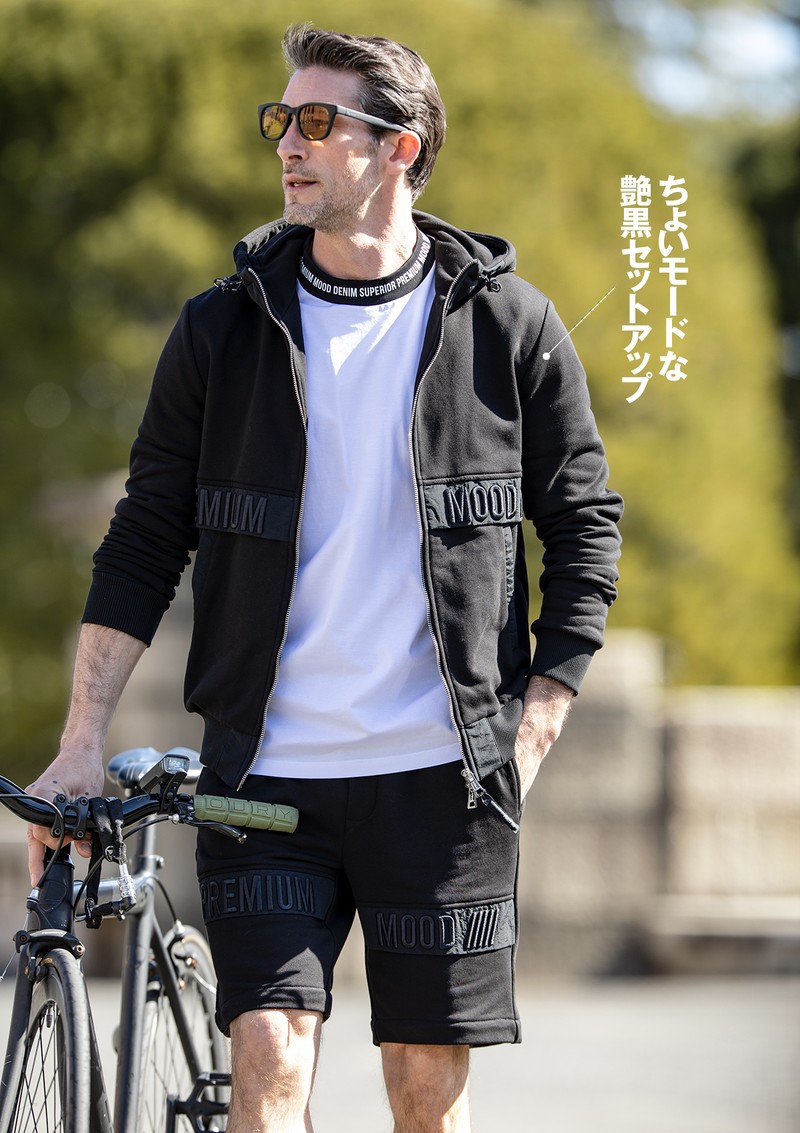 パーカ4万2900円、ショーツ3万6300円／ともにP.M.D.S.、Tシャツ2万900円／P.M.D.S.、サングラス3万5200円／アイヴォル（すべて買えるLEON）