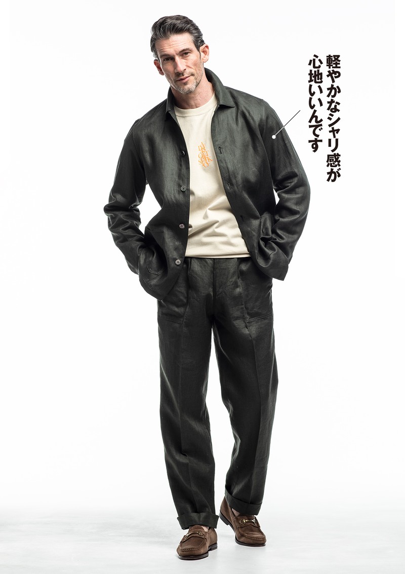 ジャケット6万3800円、パンツ4万1800円／ともにコロニー クロージング、Tシャツ1万4300円／オールウェイズ アウト オブ ストック、シューズ7万4800円／ヴェラスカ（すべて買えるLEON）