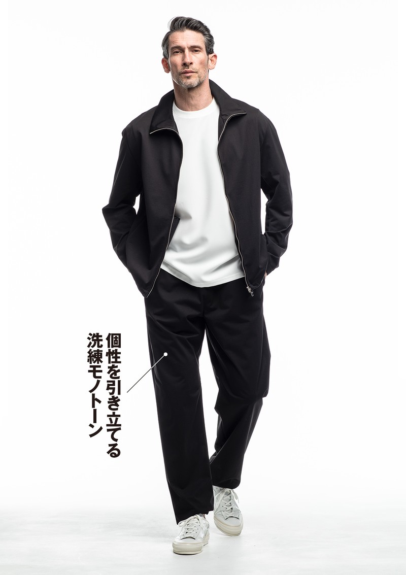 ジャケット4万7300円、パンツ2万7500円／ともにアタッチメント、Tシャツ1万6500円／アタッチメント、シューズ2万7500円／スピングル（すべて買えるLEON）