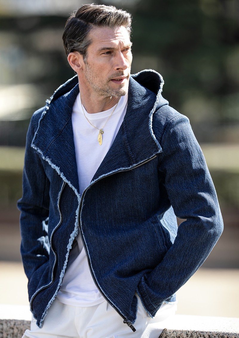 パーカ5万9400円／ダブルジェイケイ、Tシャツ（2枚パック）1万6500円／スリードッツ、パンツ5万2800円／ピーティー トリノ、ネックレス89万6500円／レッドマン（すべて買えるLEON）