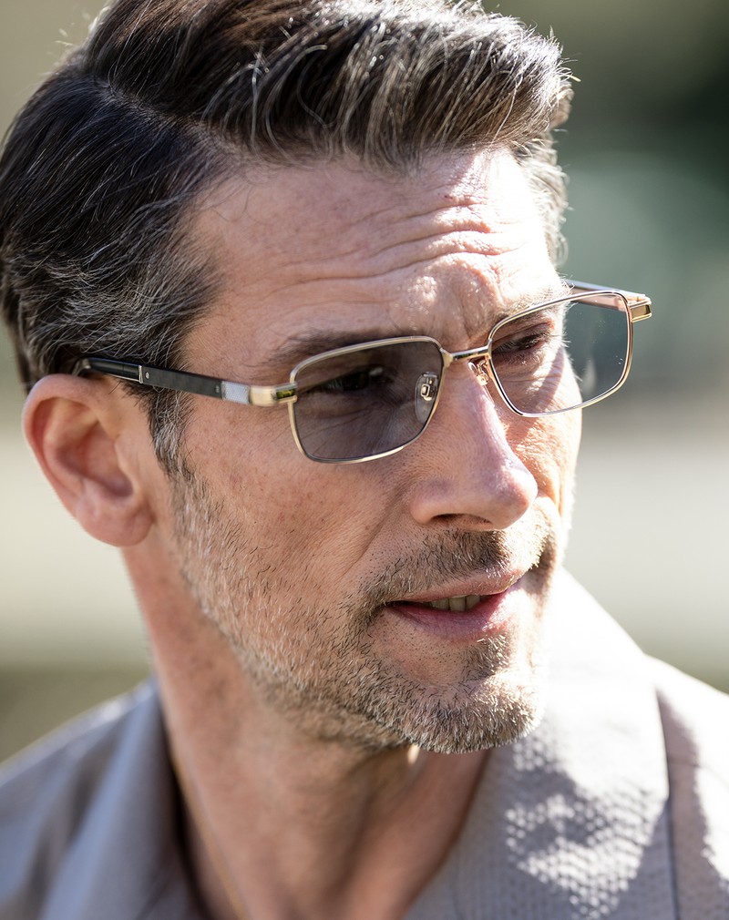 サングラス20万9000円／ローデンストック、シャツ22万2200円／ブリオーニ（ともに買えるLEON）