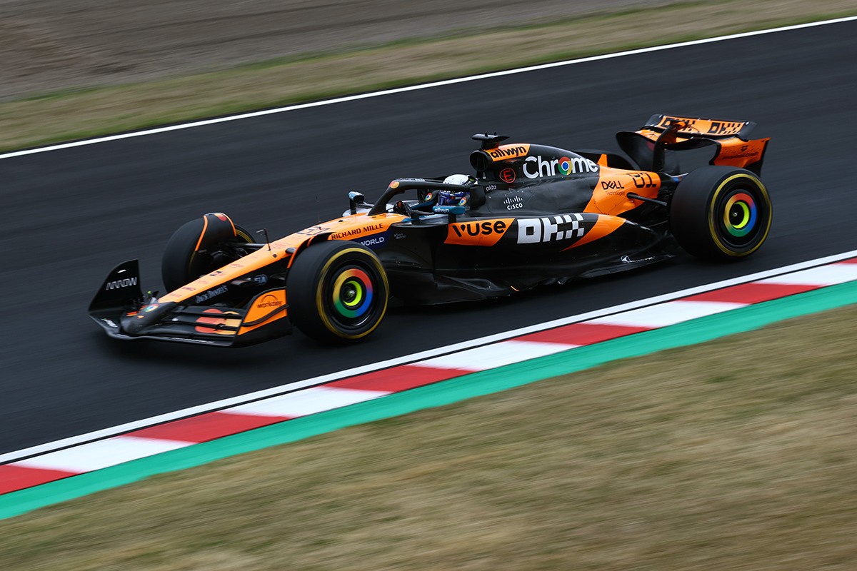 F1第3戦鈴鹿グランプリにて颯爽と走るマクラーレンのフォミュラーカー。